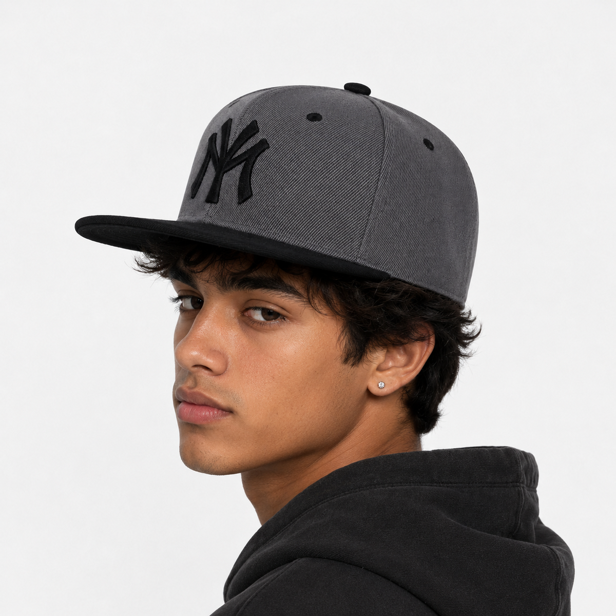 Casquette Snapback NY Grise Visière Noire Brodée