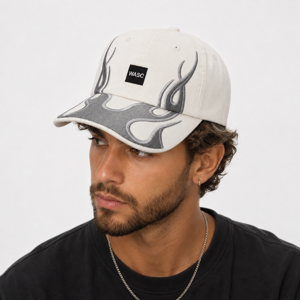 Couvre-Chef Blanc Et Gris Motif Flammes Brodé