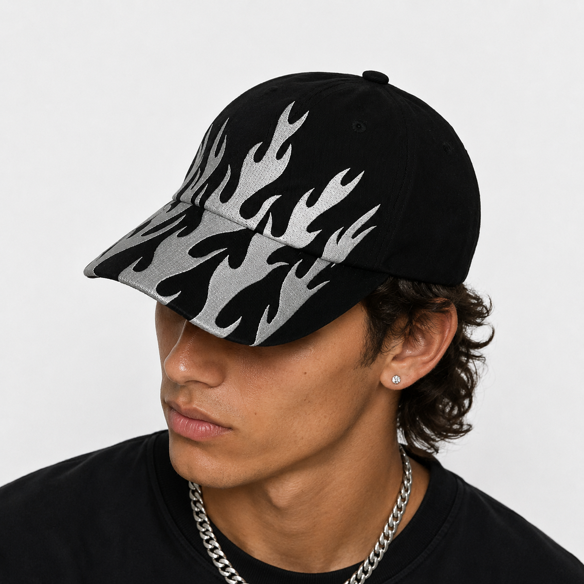 Couvre-Chef Noir Et Blanc Motif Flammes Brodé