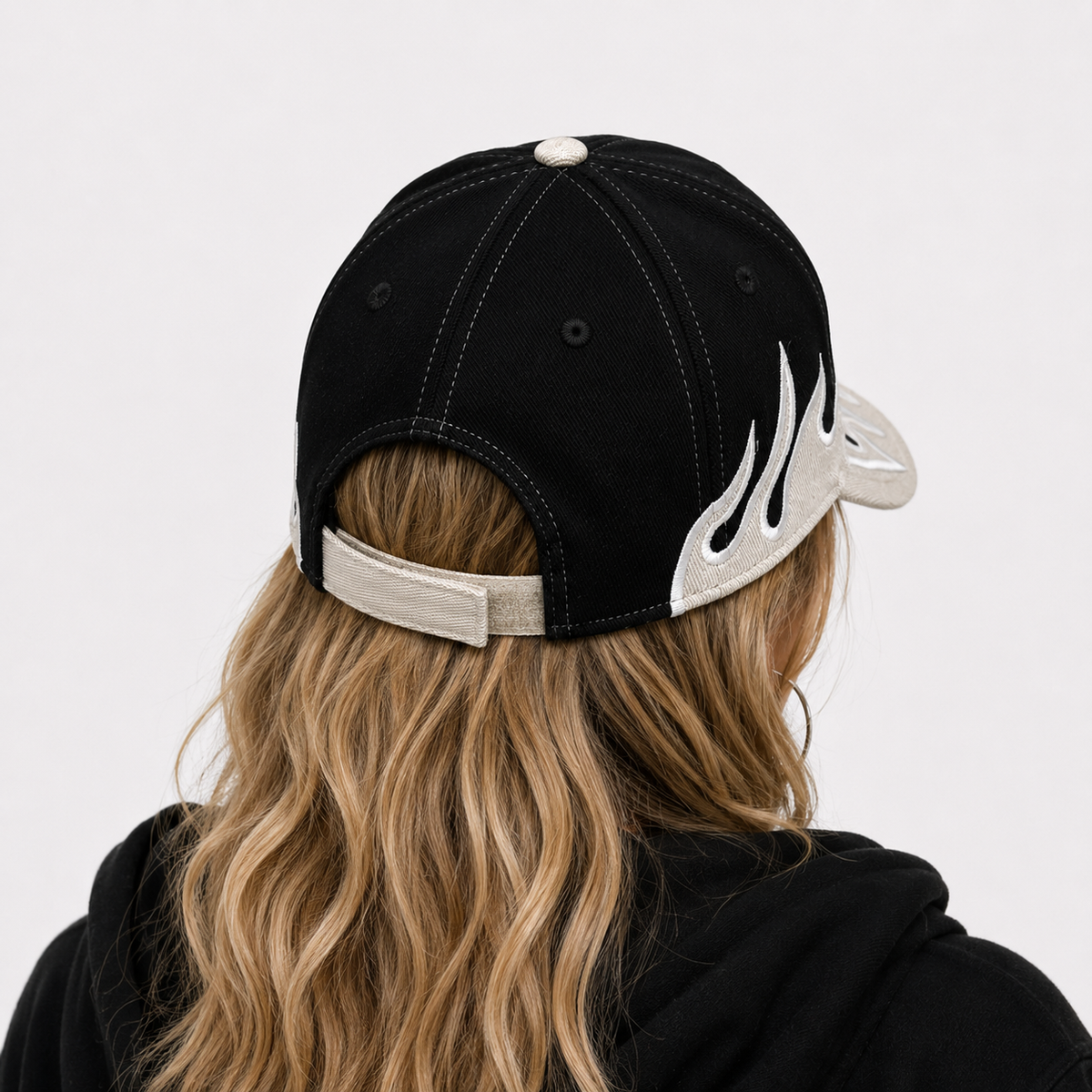 Couvre-Chef Noir Et Beige Brodée