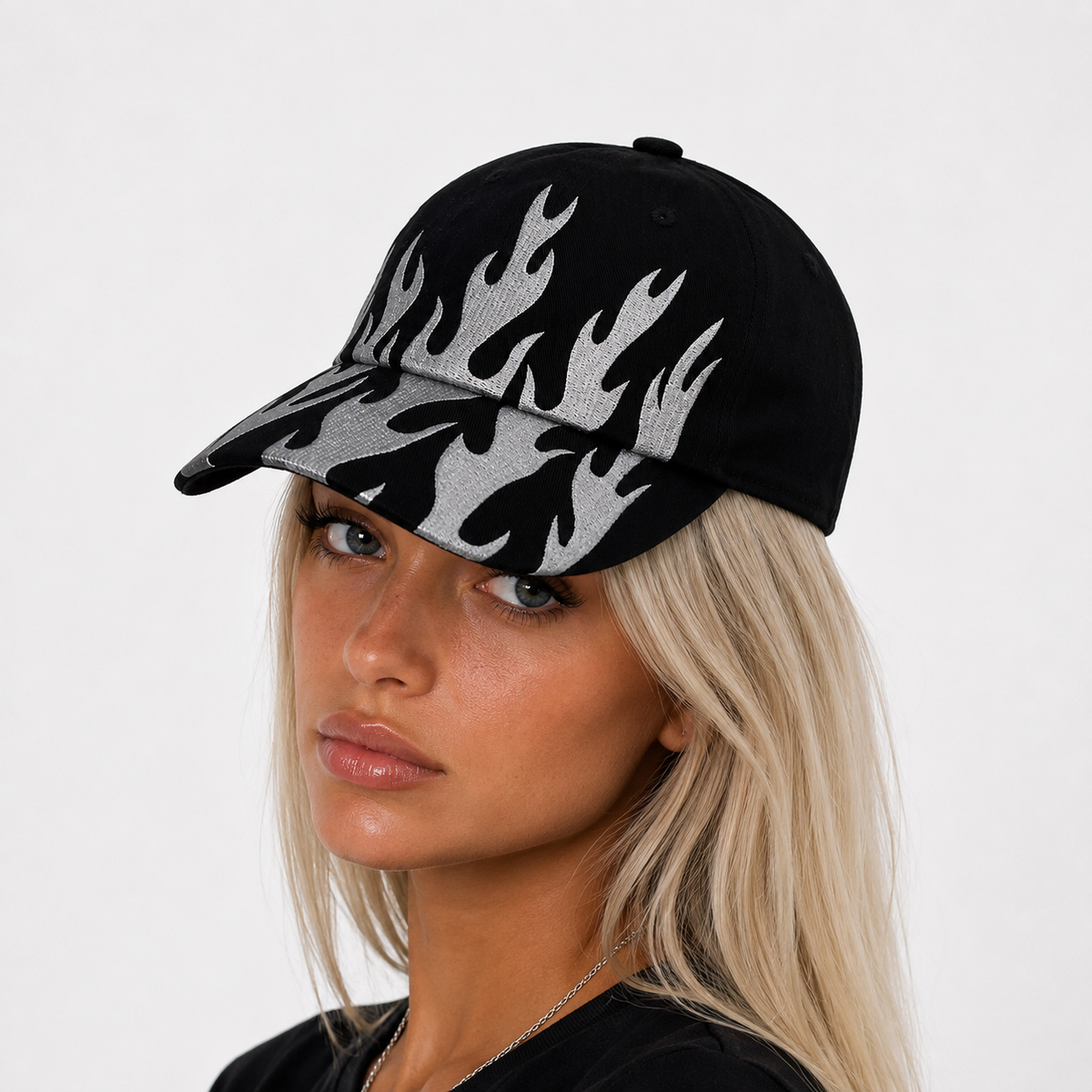 Couvre-Chef Noir Et Blanc Motif Flammes Brodé